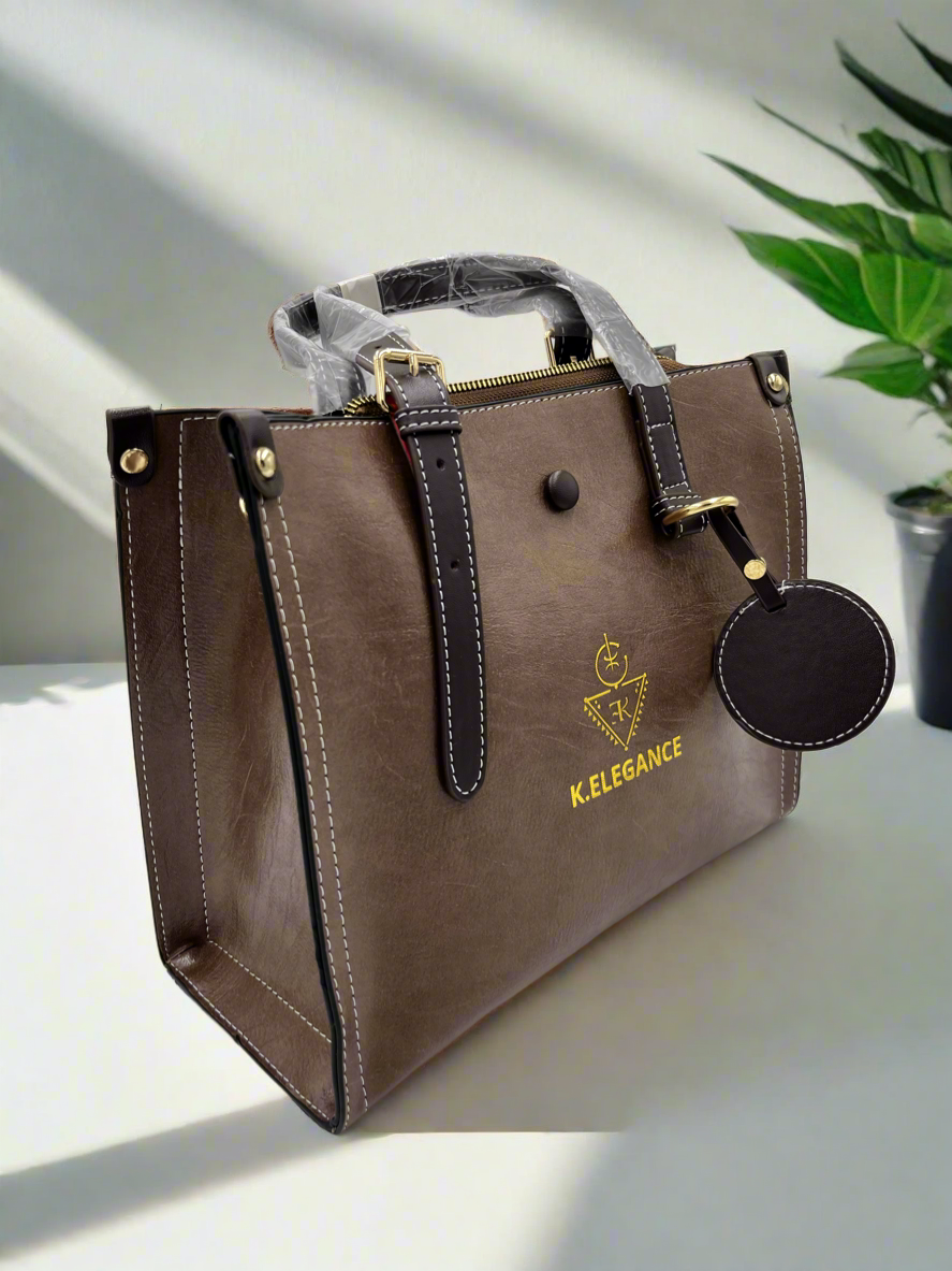 Sac AGGOURI en édition limitée de K.Élégance, brun chocolat avec logo doré, taille moyenne, trois compartiments pratiques.