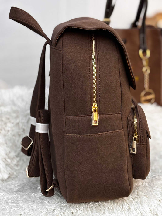 Sac à dos AZAR en daim luxueux avec logo doré, élégant et fonctionnel pour voyages et usage quotidien