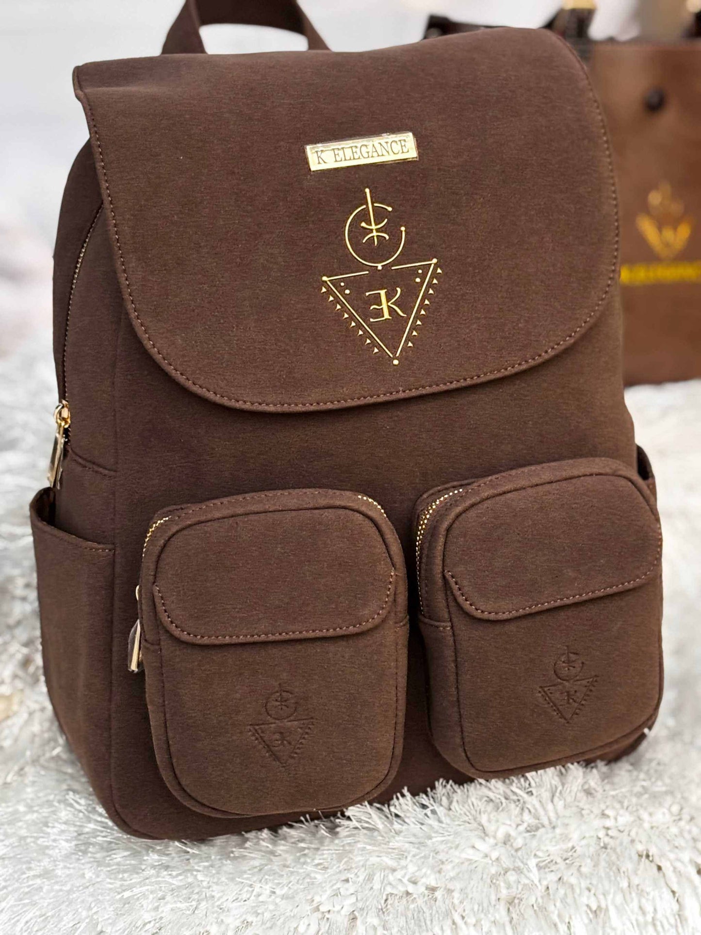 Sac à dos AZAR en daim luxueux avec logo doré, design élégant et compartiment spacieux.