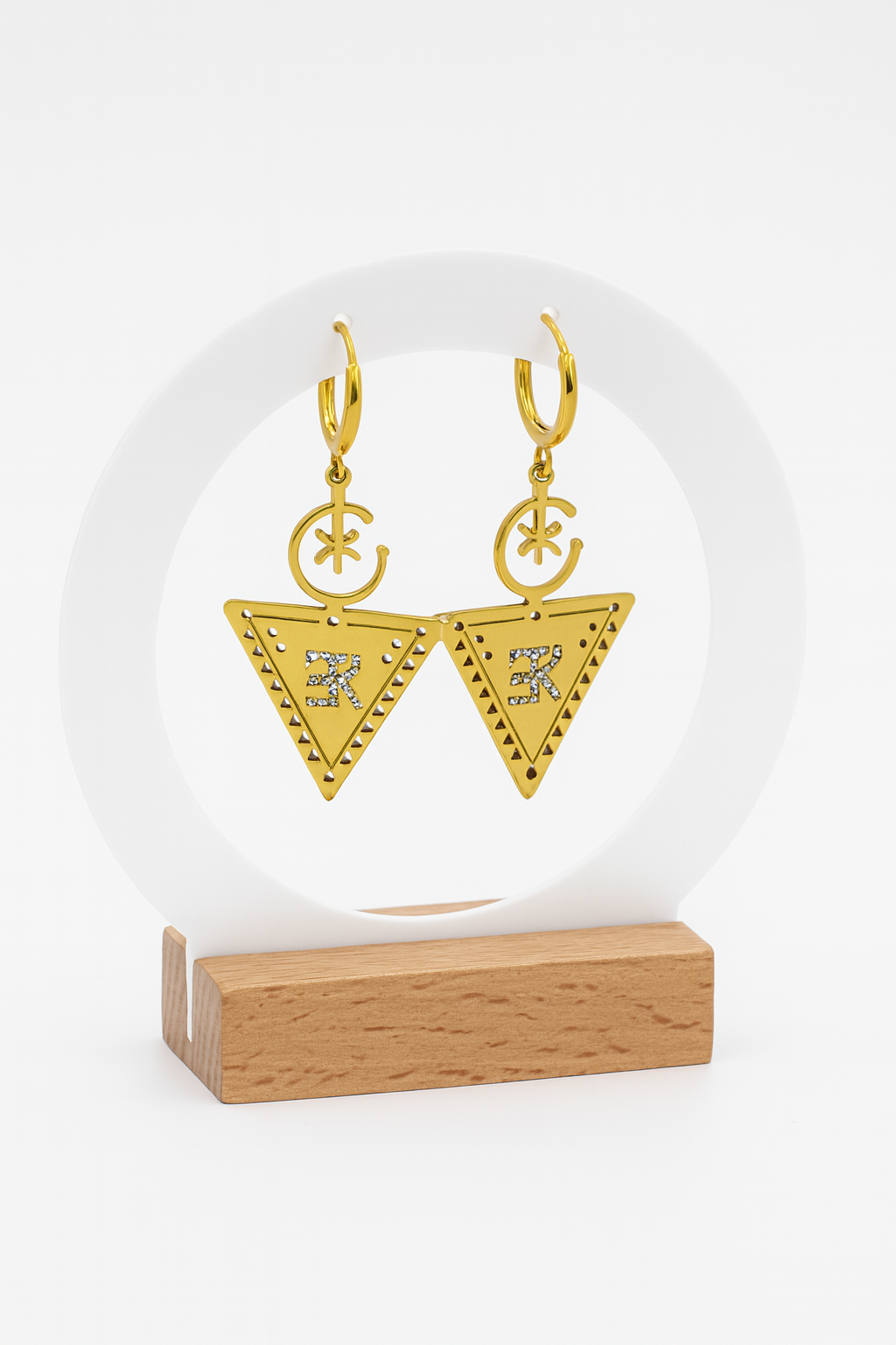 Boucles d'oreilles LALLA dorées en forme de triangle inspirées des bijoux berbères, légères et élégantes, style moderne et traditionnel.