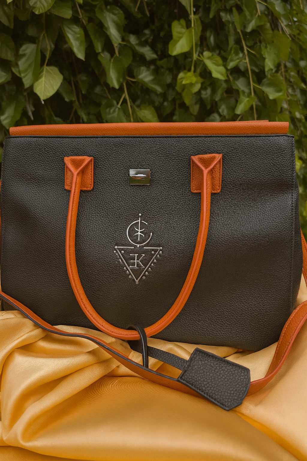 Sac fourre-tout THILLELI noir et marron élégant et spacieux pour femmes, alliant modernité et culture.