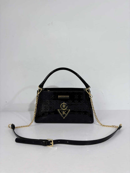 Sac TASSEDA noir en cuir premium avec logo doré 3D K.ELEGANCE et bandoulière ajustable.