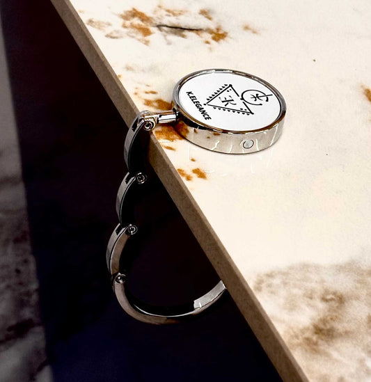Support à sac K.ELEGANCE utilisé sur une table