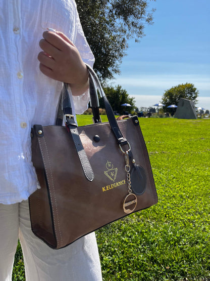 Sac AGGOURI brun chocolat de K.Élégance porté à l'extérieur.