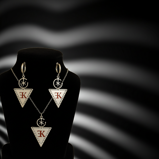 Collier LALLA K.ELEGANCE argenté et boucles d’oreilles assorties sur présentoir noir