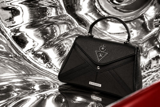 Sac TALA noir en vue trois-quarts, finitions argentées, décor métallique