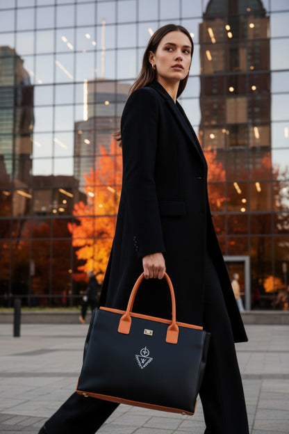 Sac fourre-tout THELLILI K.ELEGANCE noir et cognac porté en environnement urbain